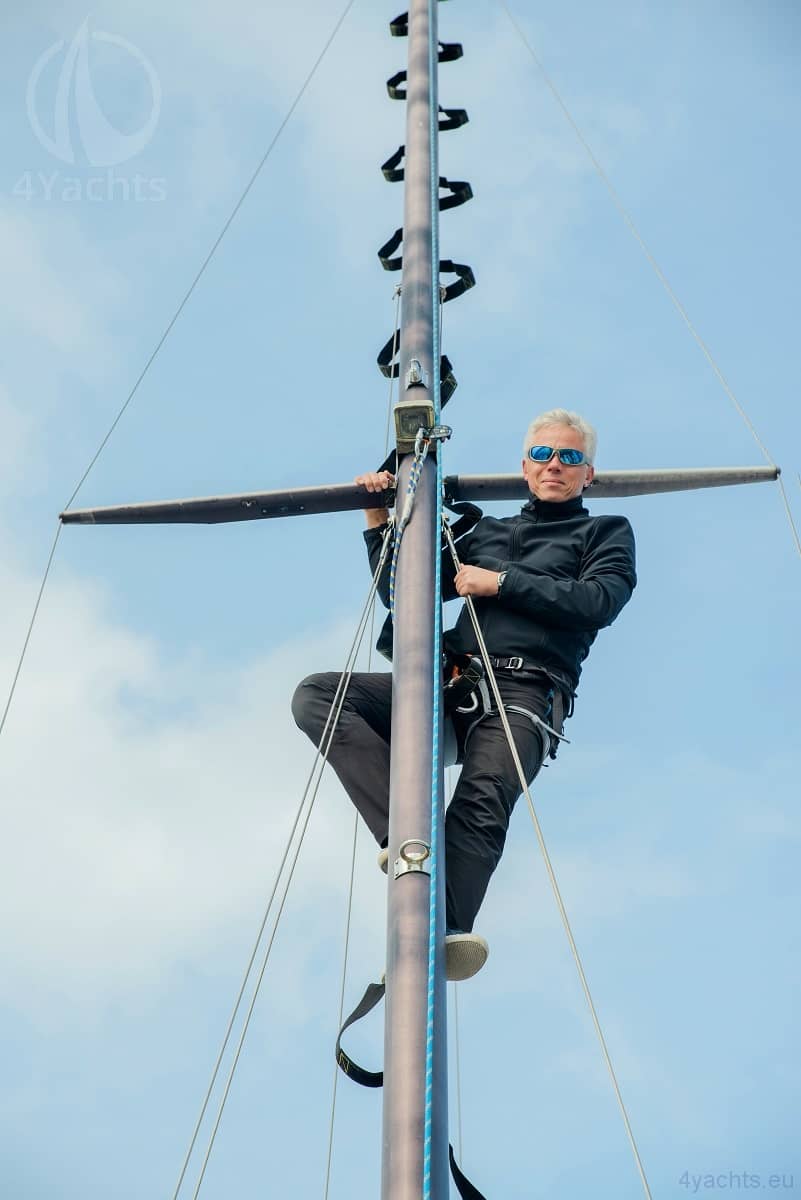climb on the mast of a sailing yacht